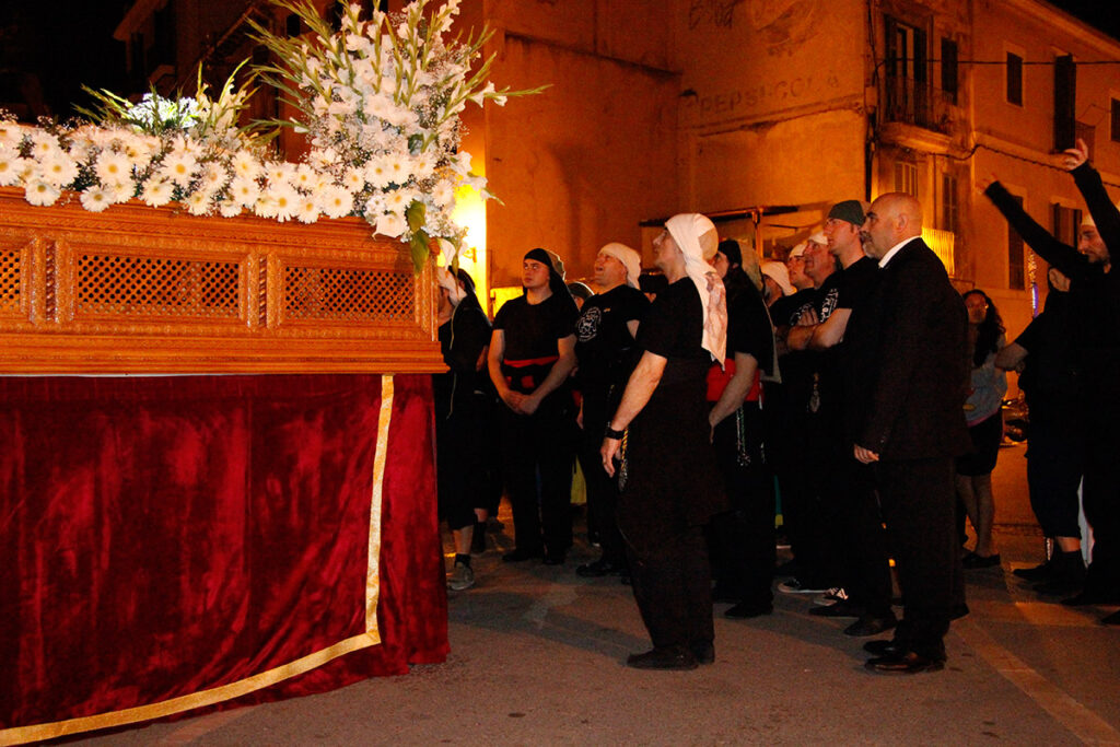 Påske i Palma de Mallorca - bærerne beder en bøn efter processionen er vel overstået