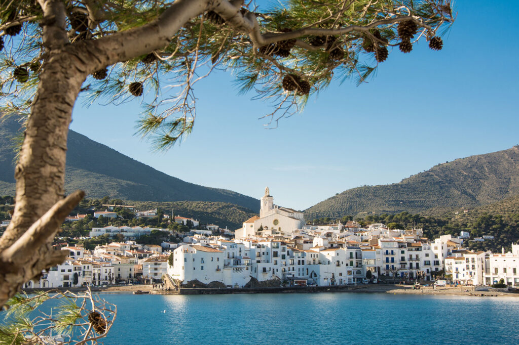 Slap af på Costa Bravas strande og oplev disse 4 kulturbyer