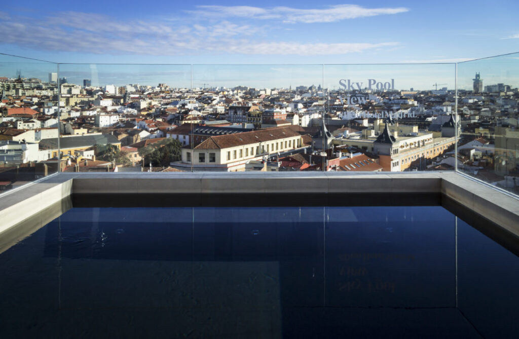 Querido Hotel Madrid: Diseño nórdico y grandes vistas: la piscina de la azotea