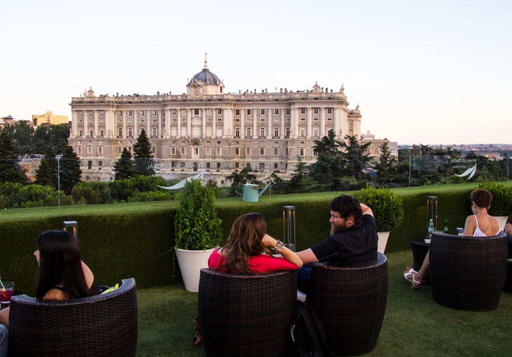 På toppen af Jardines de Sabatini får du den mest romantiske udsigt over Madrid.