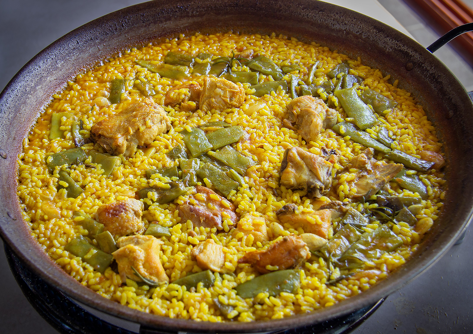 Opskrift: Valenciansk paella med kylling og kanin