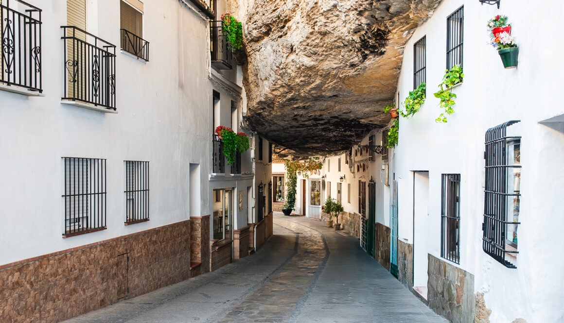 Setenil de las Bodegas: Pueblo blanco enclavado en acantilados