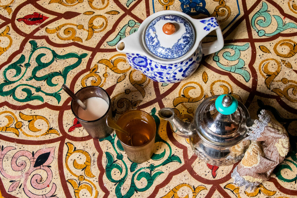 Nyd en kop arabisk te på et af Granadas mange tehuse.