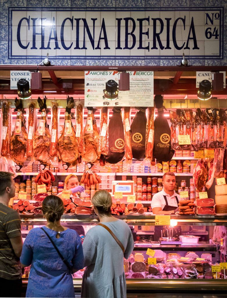 Shop lokale råvarer på madmarkedet i Triana i Sevilla, så kan du selv lave mad hjemme i din ferielejlighed.