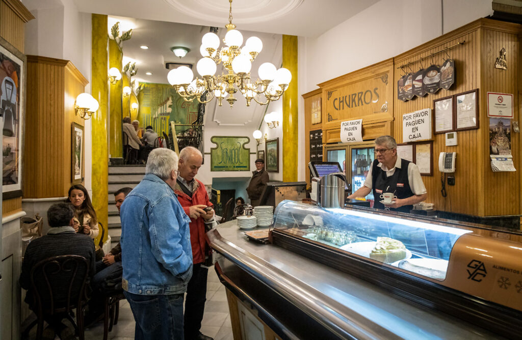 Granadas bedste churros con chocolate får du på den legendariske Café Futbol.
