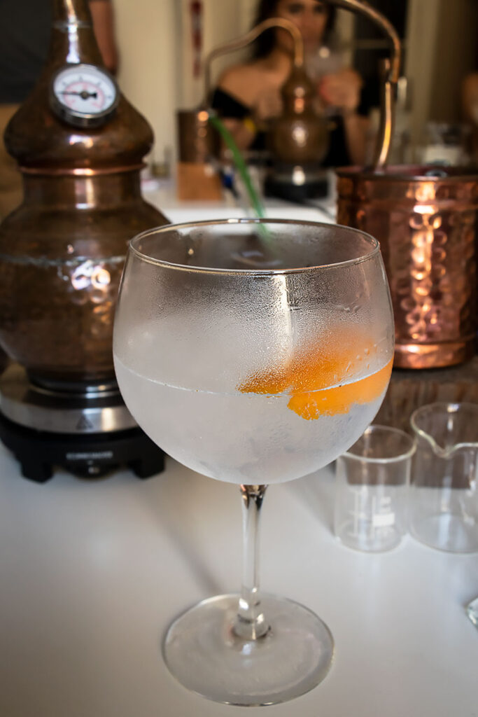 Se sirven Gin & Tonic y tapas mientras esperamos a que se destile la ginebra en Corpen, Barcelona.