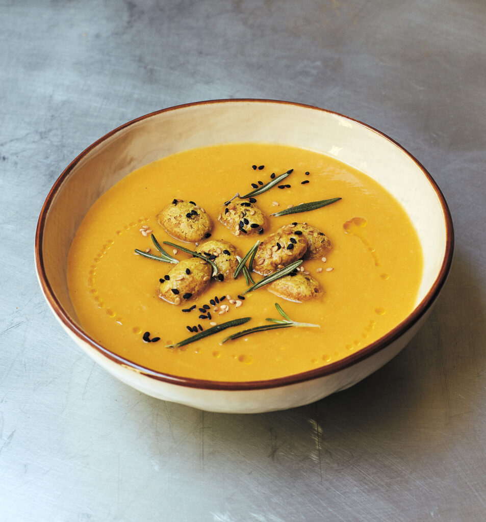 Opskrift: Græskar- og ingefærsuppe med Ras el Hanout-krydrede mandler