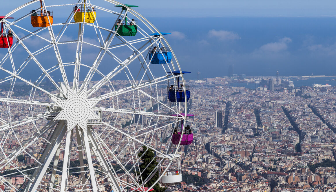 Her får du anderledes oplevelser i Barcelona -fra toppen af kirken på bjerget Tibidabo får du imponerende udsigt over Barcelona