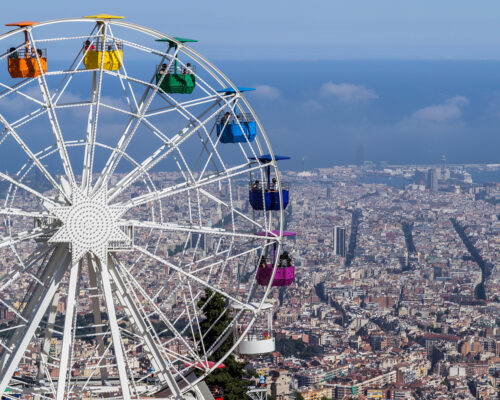 Her får du anderledes oplevelser i Barcelona -fra toppen af kirken på bjerget Tibidabo får du imponerende udsigt over Barcelona