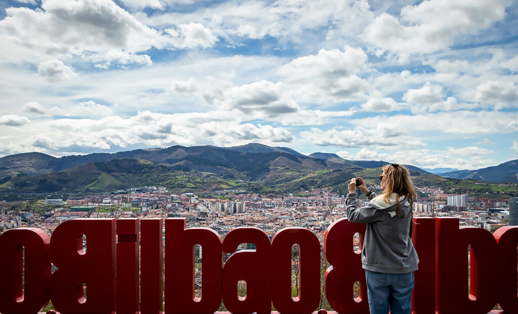 Tag med svævebanen op på toppen af Bilbao og nyd udsigten over byen og Gugggenheim