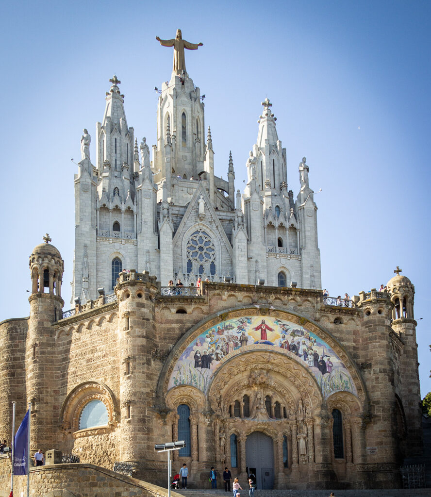 Suba al Tibidabo en Barcelona y obtenga unas vistas magníficas desde la iglesia.