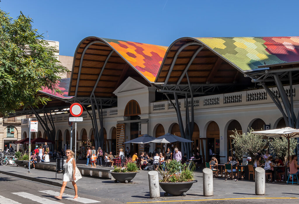 El mercado de abastos más bonito de Barcelona es el de Santa Catalina.