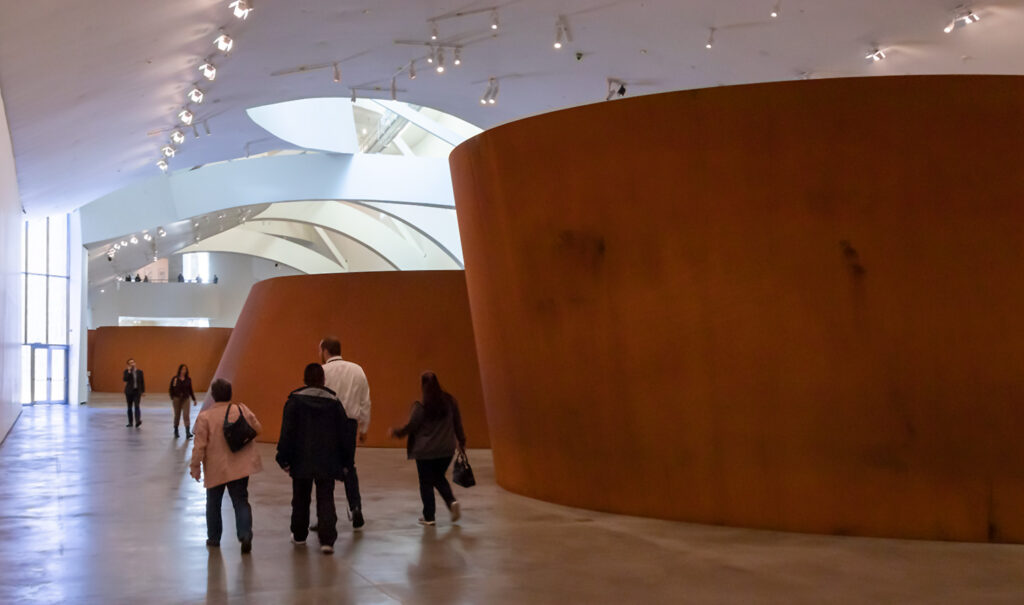 The Matter of Time af Richard Sierra er en af de interessante permanente udstillinger på Guggenheim-museet i Bilbao.