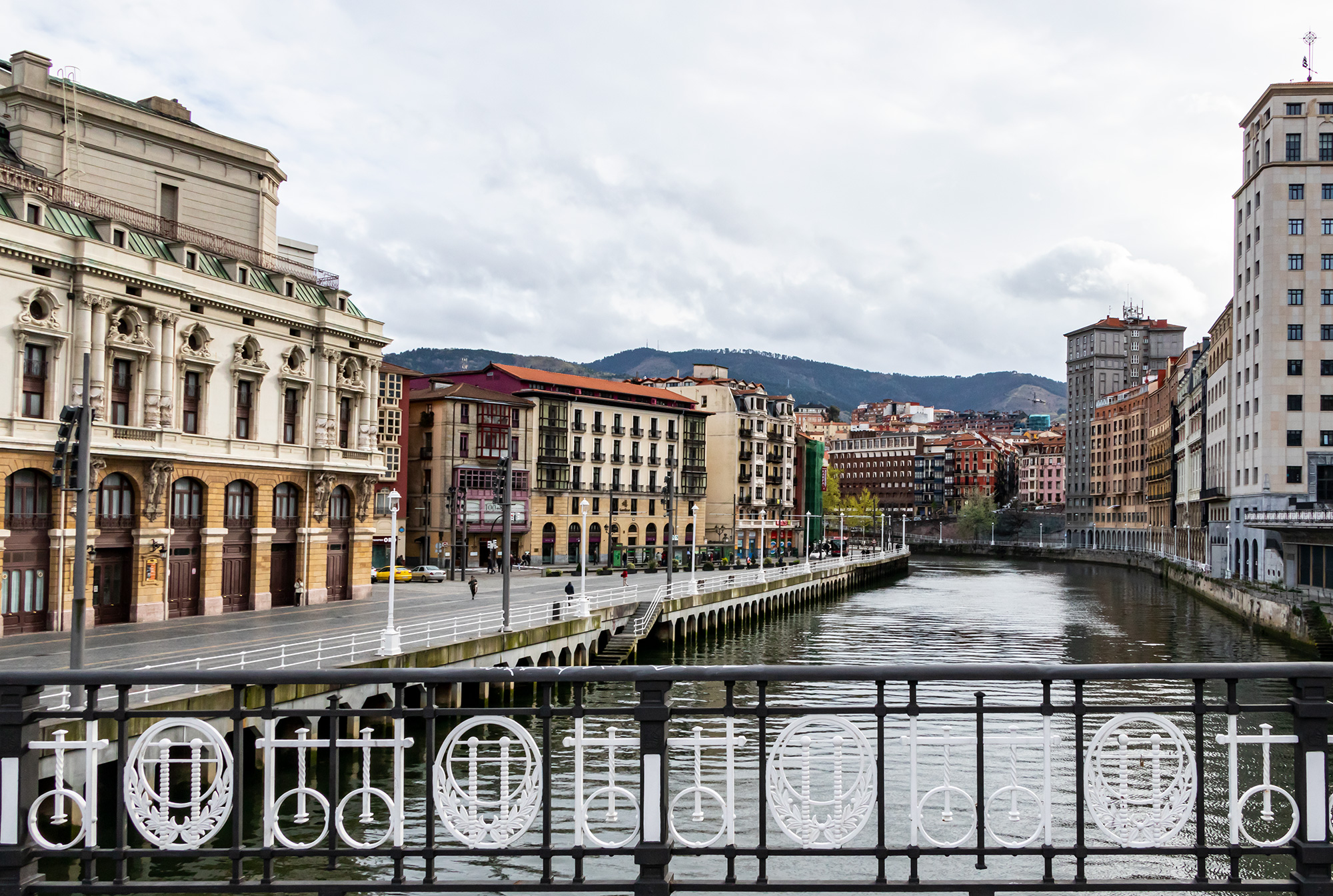 Her får du de bedste oplevelser i Bilbao - Nyd udsigten fra Arenal-broen