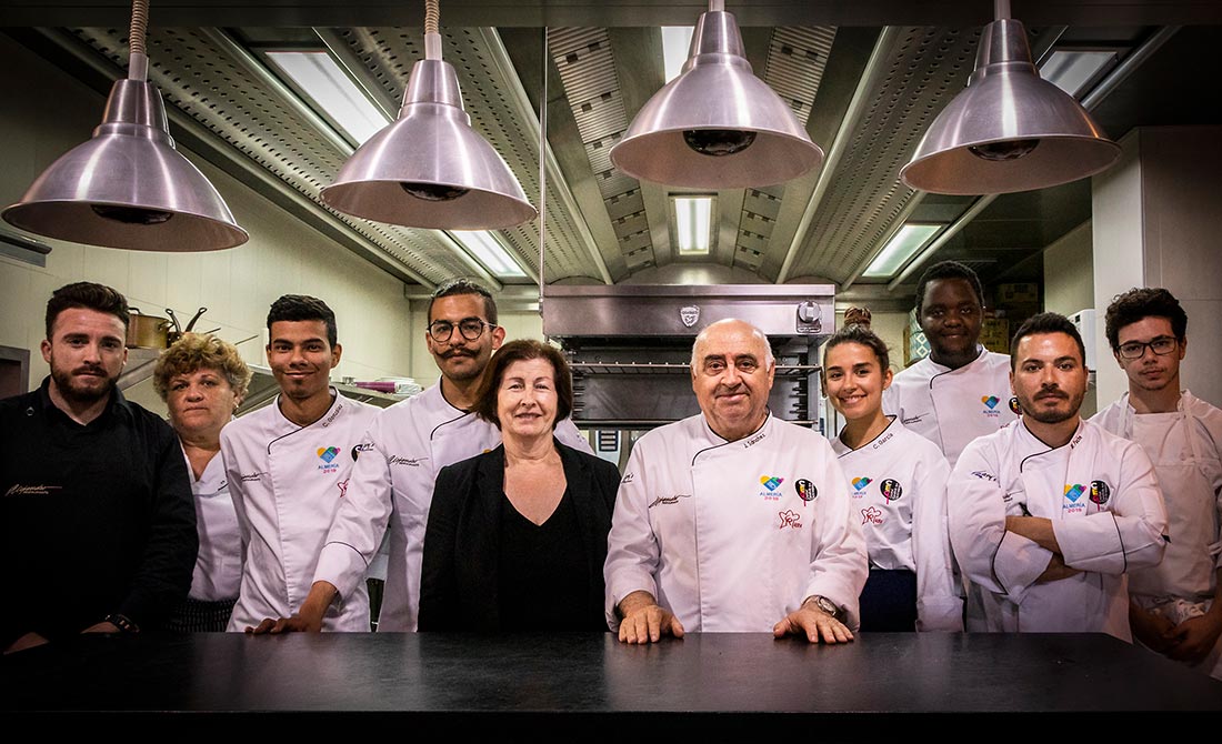 Alejandro y su equipo de cocina en el restaurante de Roquetas de Mar en Almería.