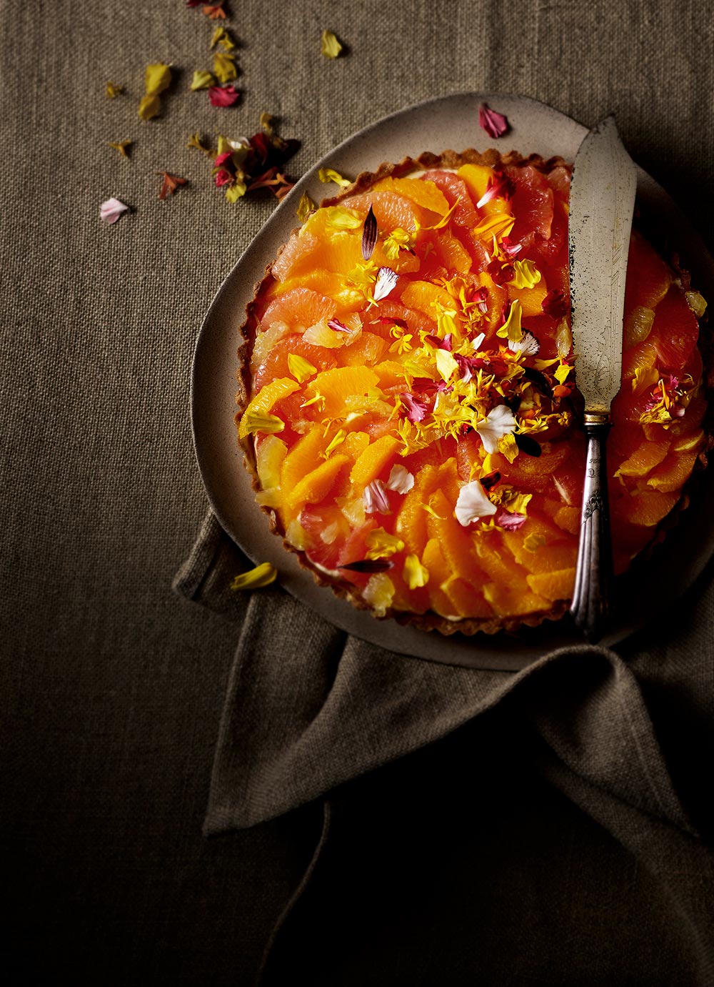 Recipe: lemon tart with lemon curd and fresh citrus fruits - - from the cookbook Lemons. Photo: Mikkel Adsbøll