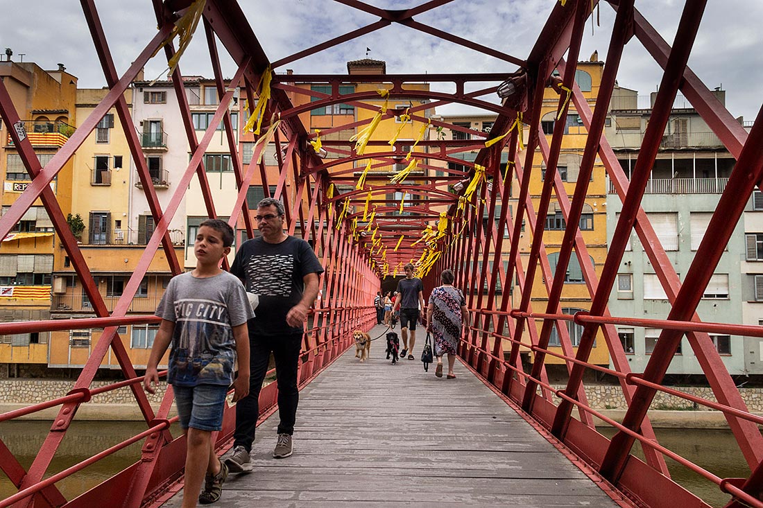 Pasee por el Puente Eiffel de Girona.