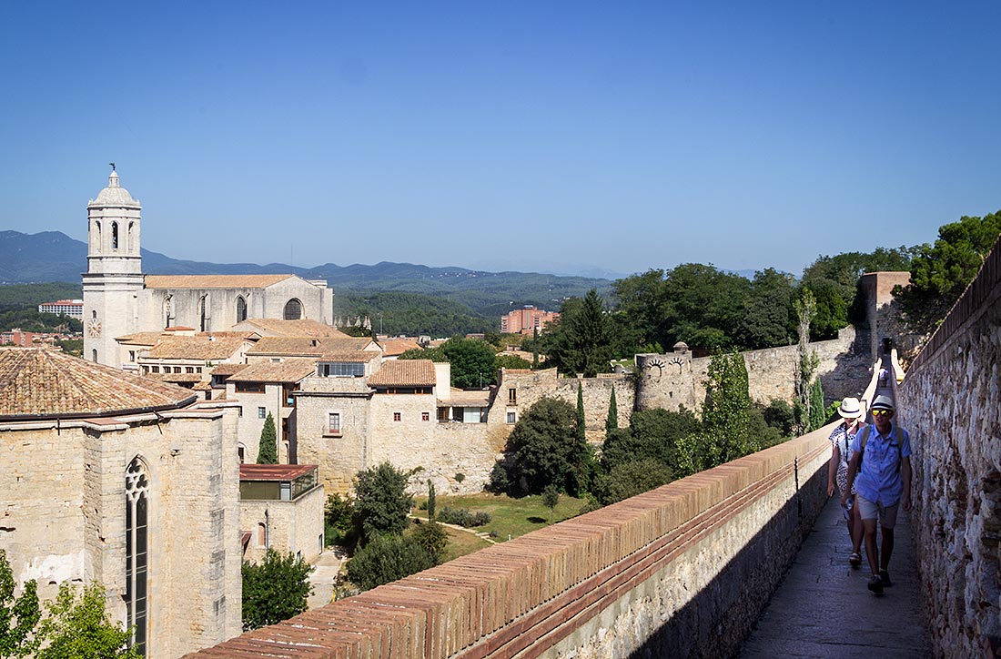 Pasee por las murallas de Girona y disfrute de unas magníficas vistas de la ciudad