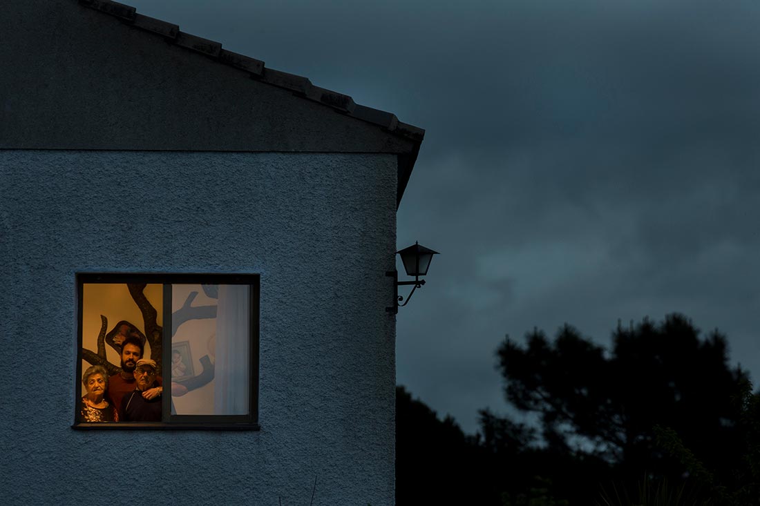 Una familia espera su turno para salir a las calles de España. Foto: Santi Burgos