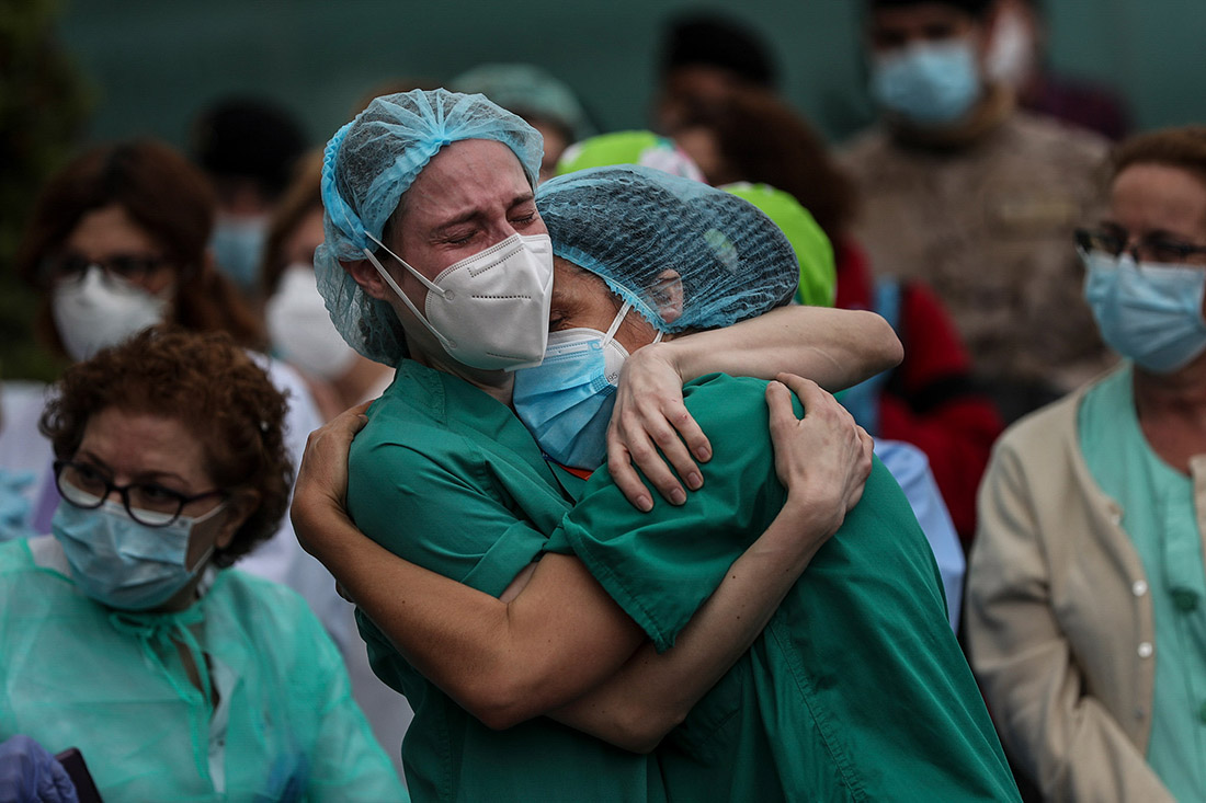 Trabajadores sanitarios se abrazan durante un acto en memoria del enfermero Esteban Peñarrubia, fallecido por coronavirus en el Hospital Severo Ochoa de Leganés. Foto: Susana Vera