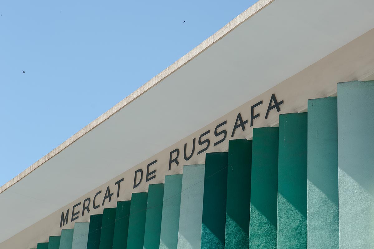 El mercado de alimentos de Ruzafa, de 1958, está adornado con coloridas barras de cristal.