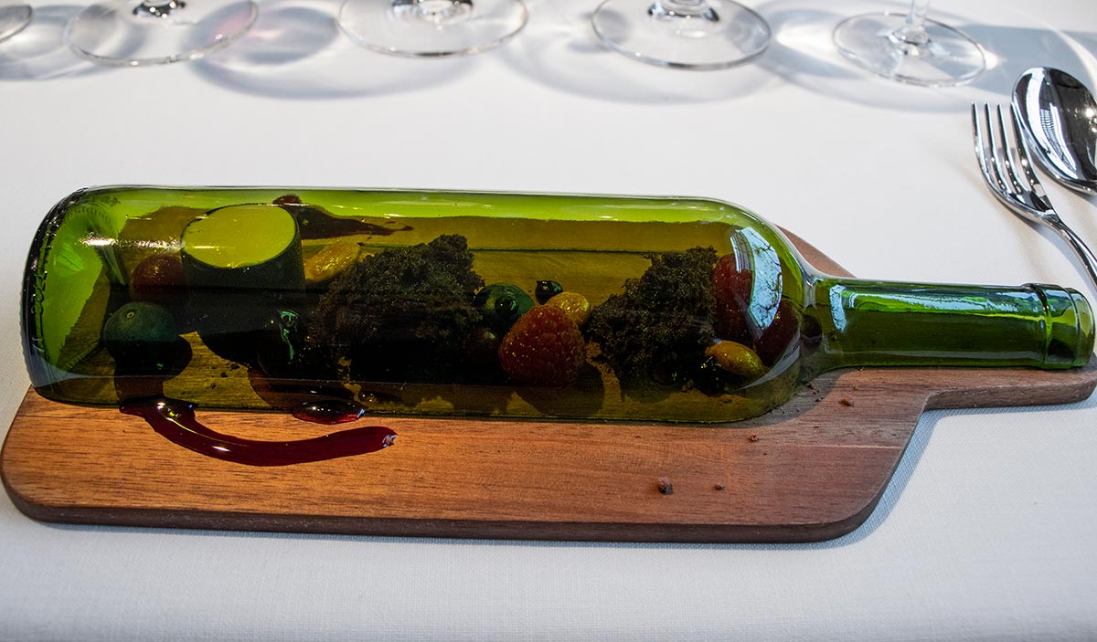 På Michelinarestauranten Venta Moncavillo i La Rioja kan du få desserten serveret under en vinflaske.