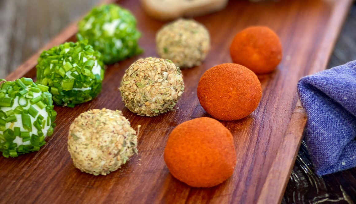 Opskrift med oliven: Små kugler af gedeost rullet i krydderier