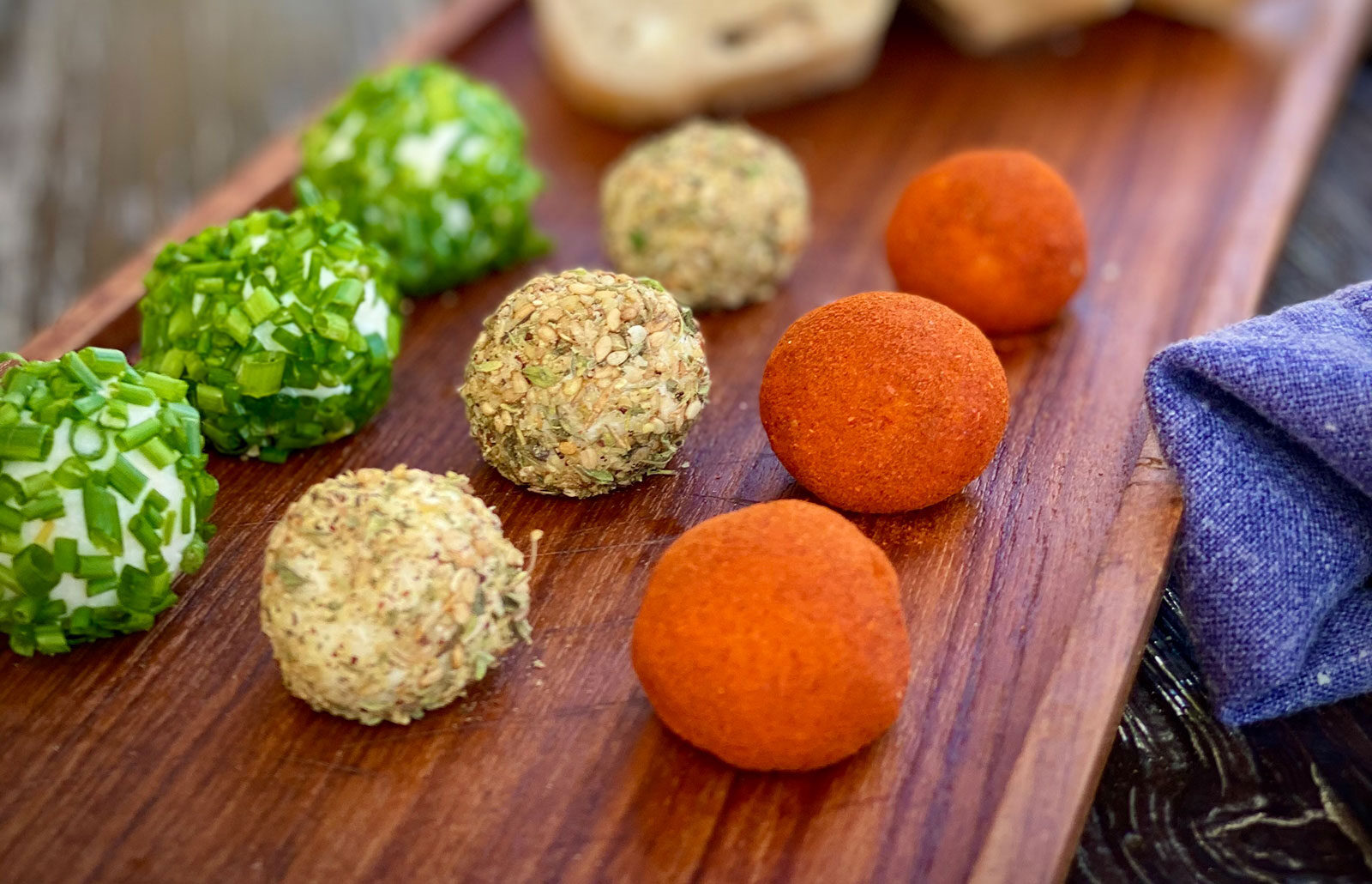 Opskrift med oliven: Små kugler af gedeost rullet i krydderier