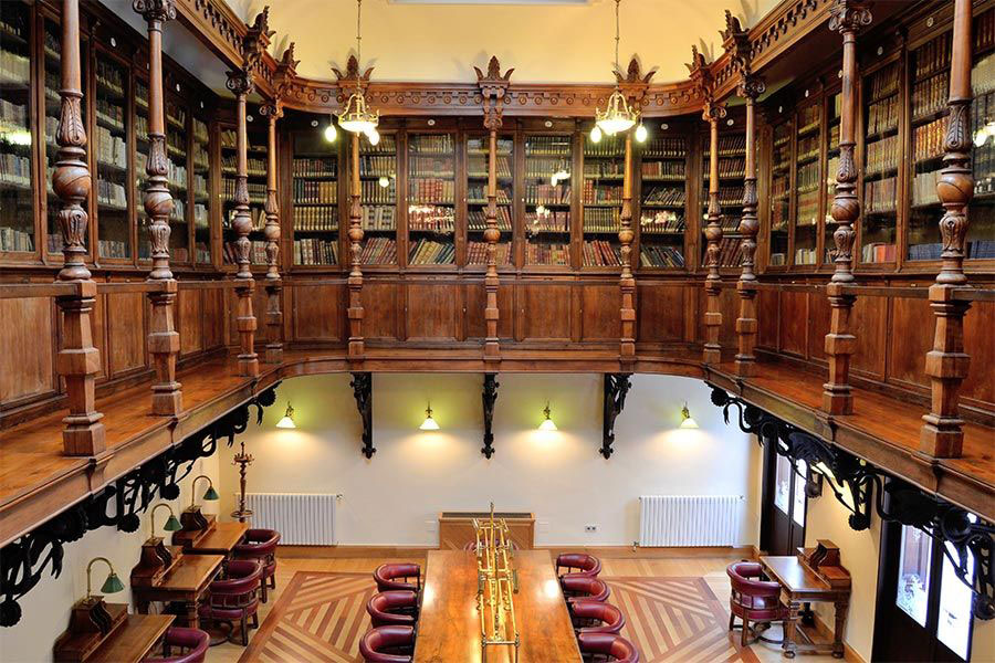 Du kan bl.a besøge biblioteket med fine træudskæringer i Murcias casino.