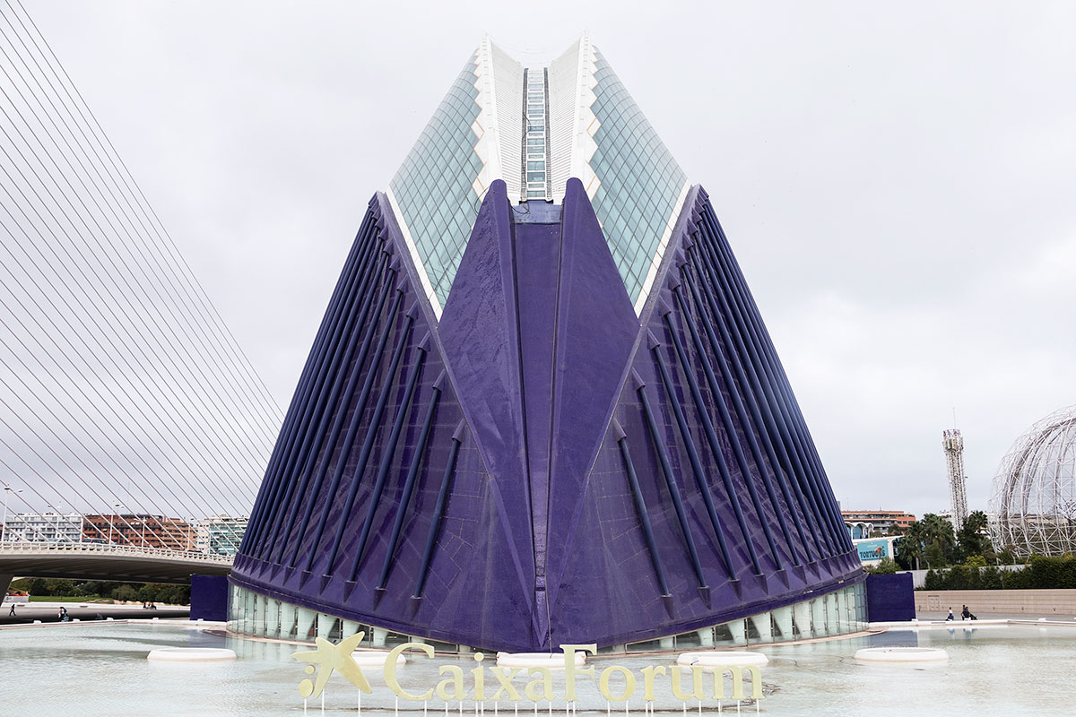 Calatravas blå bygning i Byen for Kunst og Videnskab i Valencia huser nu kunstcentret Caixa Forum