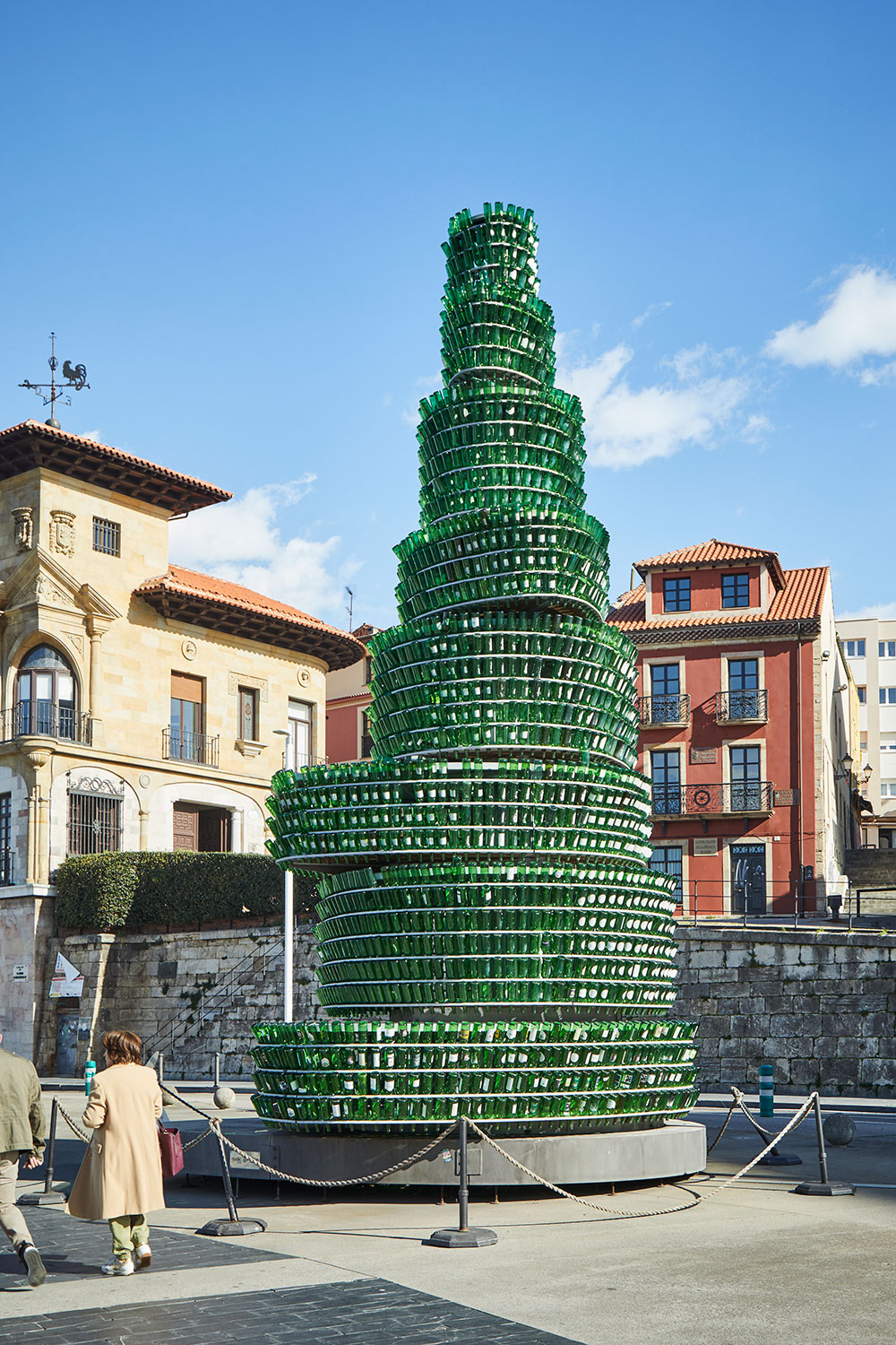 Escultura en Gijón que representa un árbol de sidra hecho con botellas de sidra