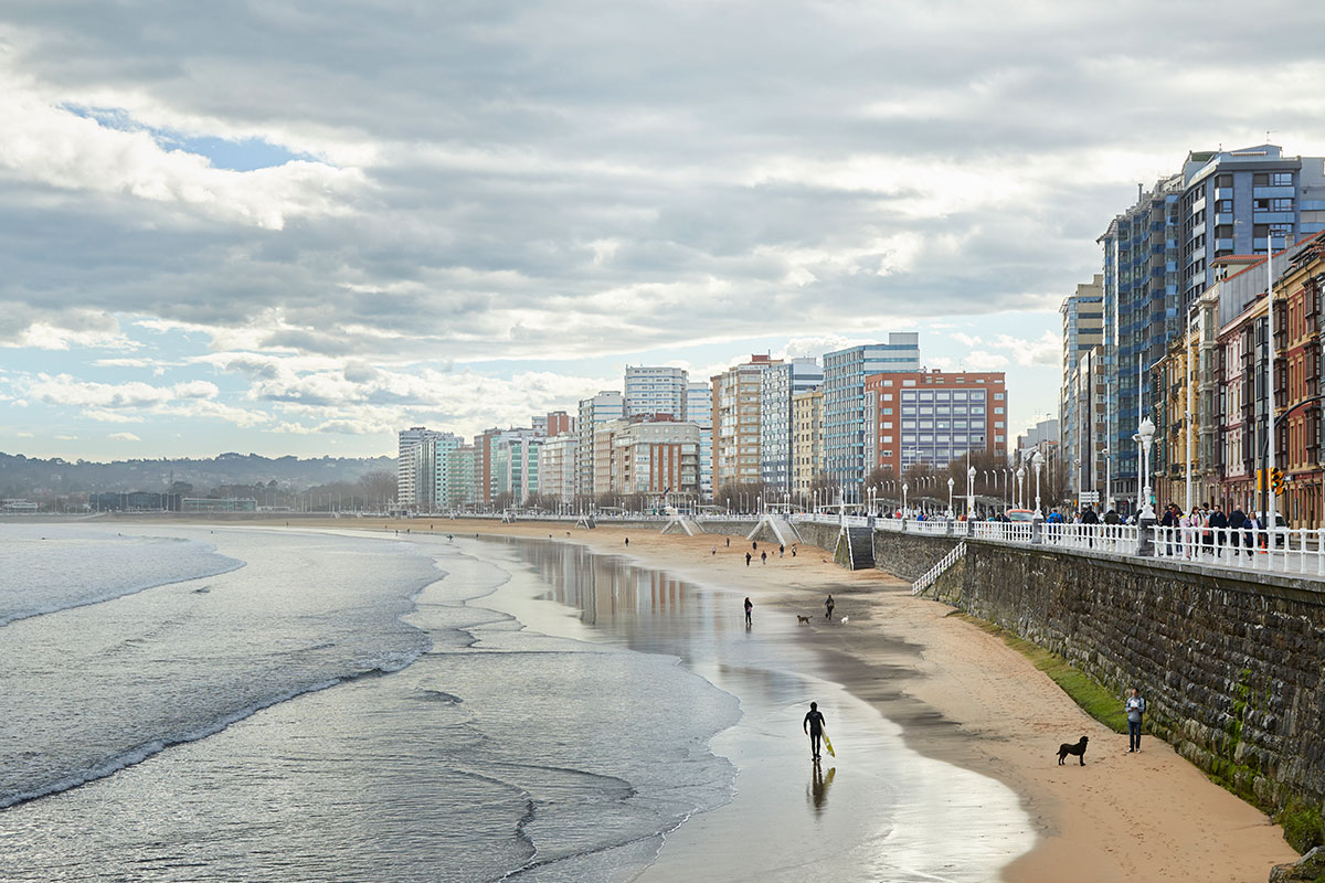 Desde el Hotel abba playa Gijon hay unas vistas preciosas de la playa y el paseo maritimo.