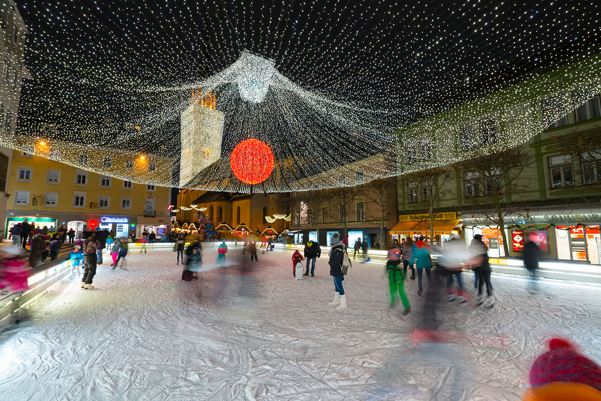 En Navidad puedes patinar sobre hielo en el centro de Zaragoza. Foto: Sergio Delle Vedove