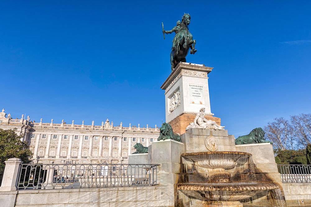 Plaza Oriente Madrid med udsigt til kongeslottet. Foto: Álvaro López del Cerro