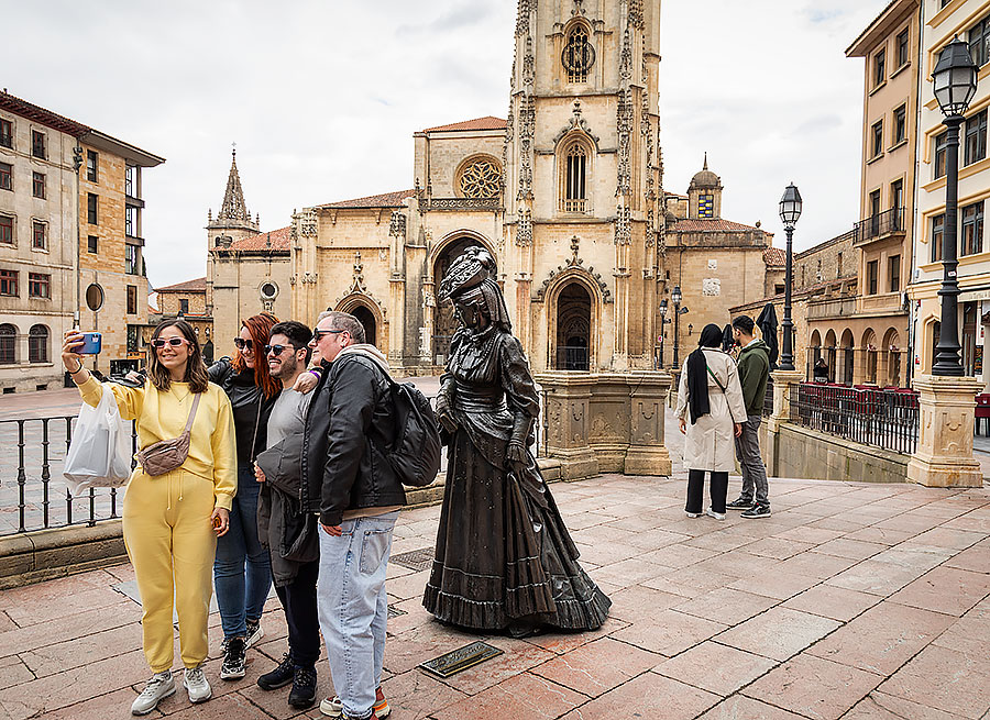 Skulpturen La Regenta står foran Oviedos katedral.