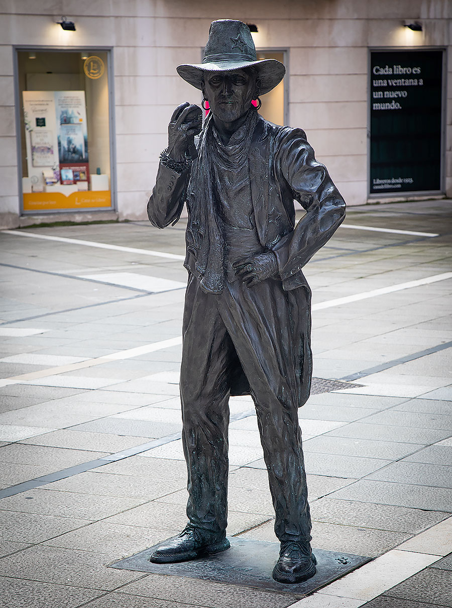 Skulptur af popmusikeren Tino Casal i Oviedo