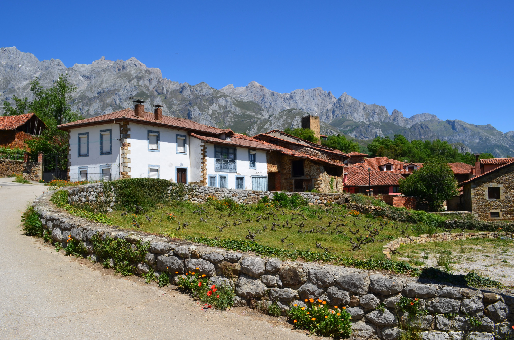 El pequeño pueblo de Mogrovejo, en Cantabria, tiene menos de 50 habitantes.