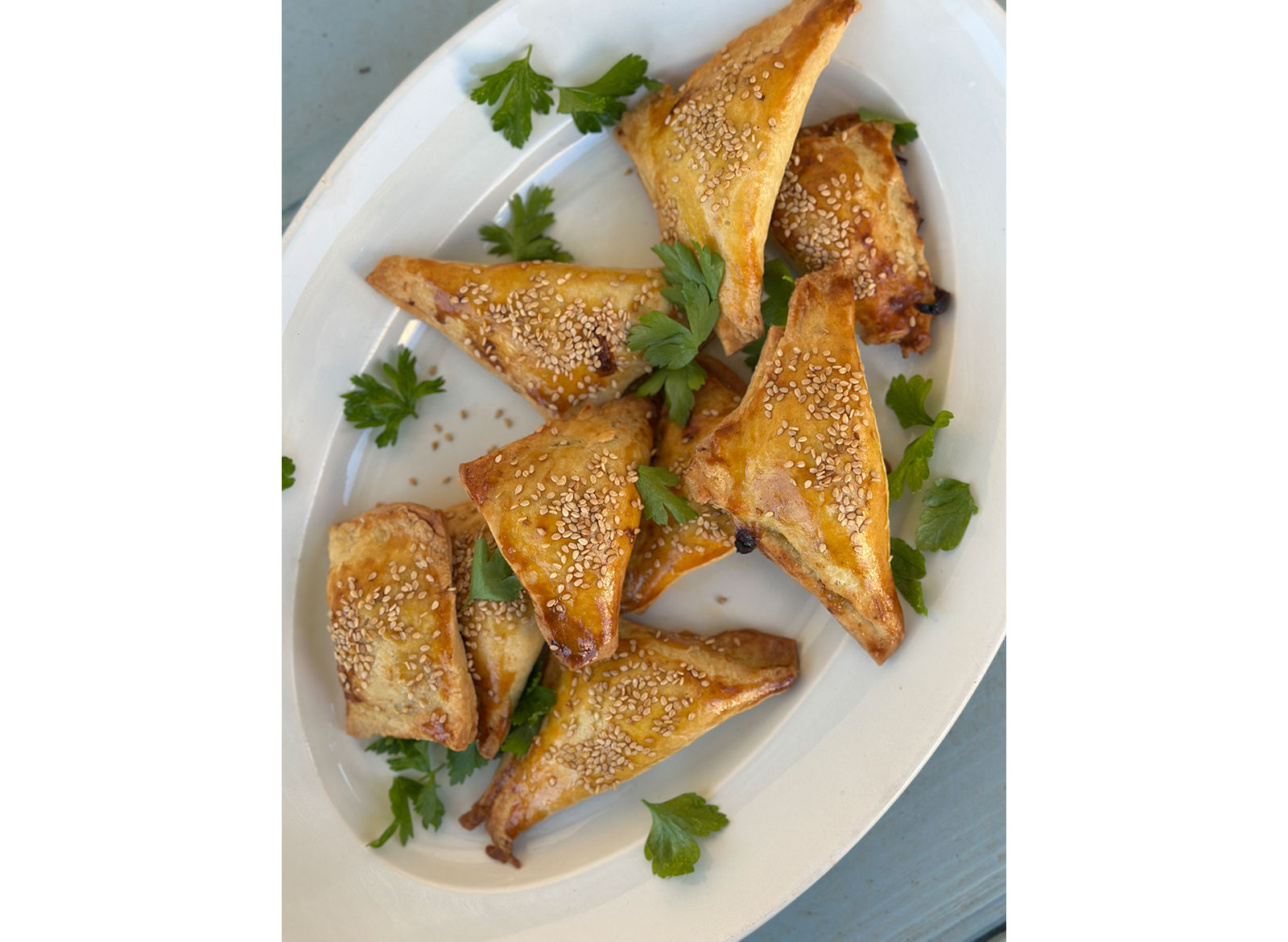 Empanadillas – med karamelliserede løg, salt citron og rosiner