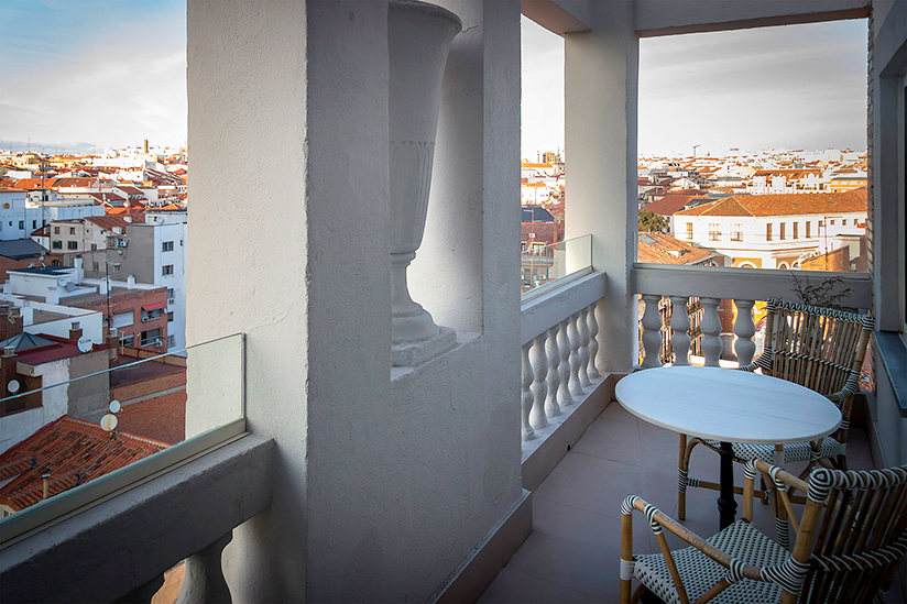 El hotel boutique tiene encantadores balcones con vistas a los tejados de Madrid.