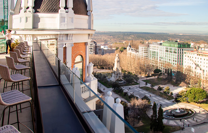 En el Dear Hotel de Madrid podrás disfrutar de vistas a la Plaza de España mientras tomas una copa.