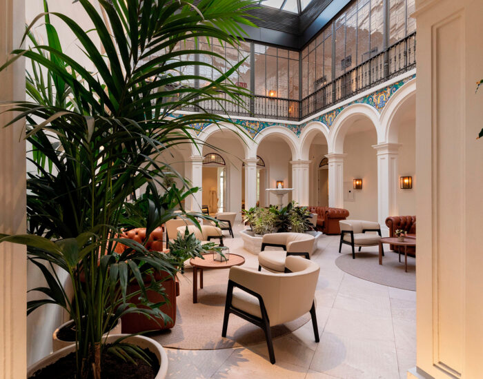 Hotel H10 Palacio Colomera: Alójate en un elegante palacio con una impresionante azotea en el corazón de Córdoba