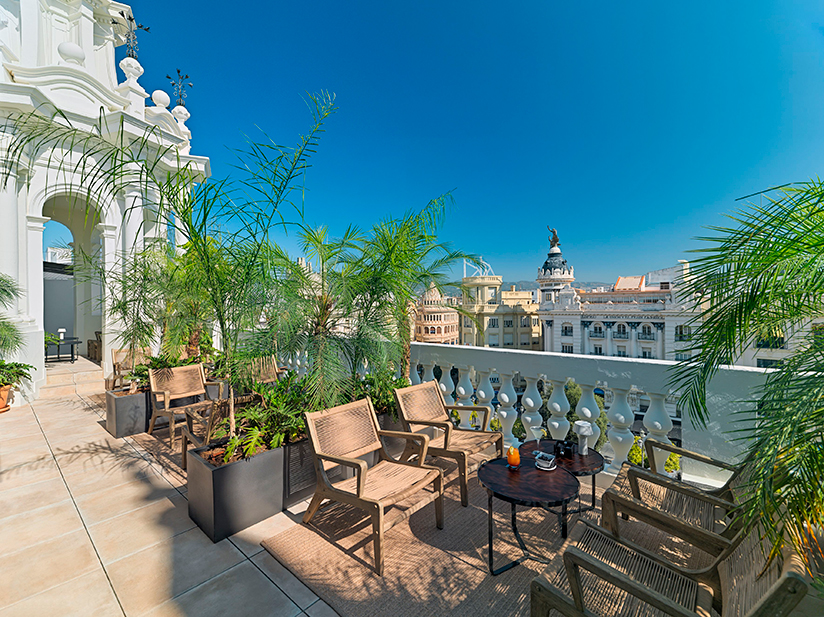 El H10 Palacio Colomera de Córdoba tiene una fantástica terraza en la azotea donde podrás disfrutar de bebidas con vistas.