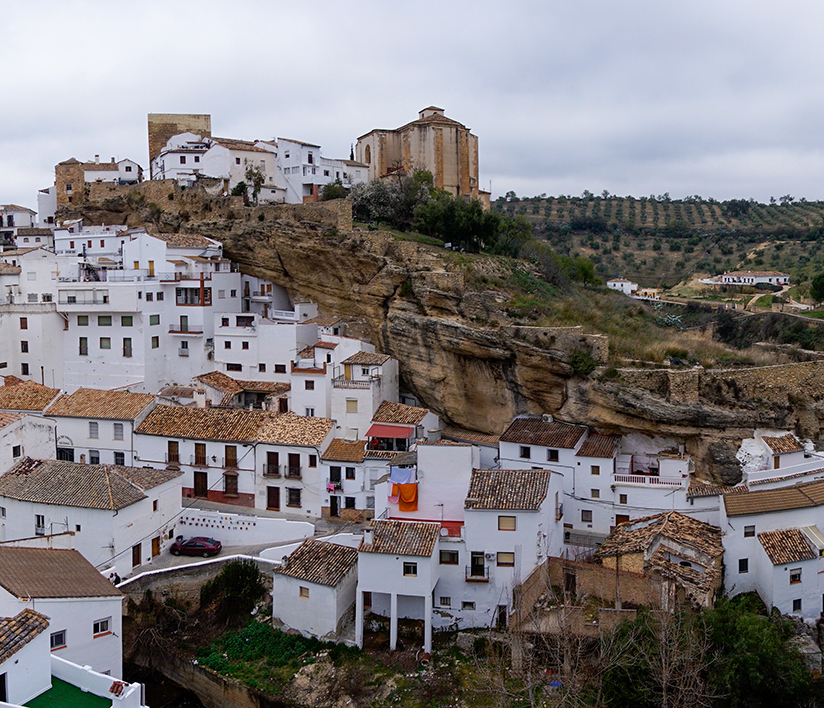 Vistas panorámicas de Setenil de las Bodegas con el castillo y las pequeñas iglesias.