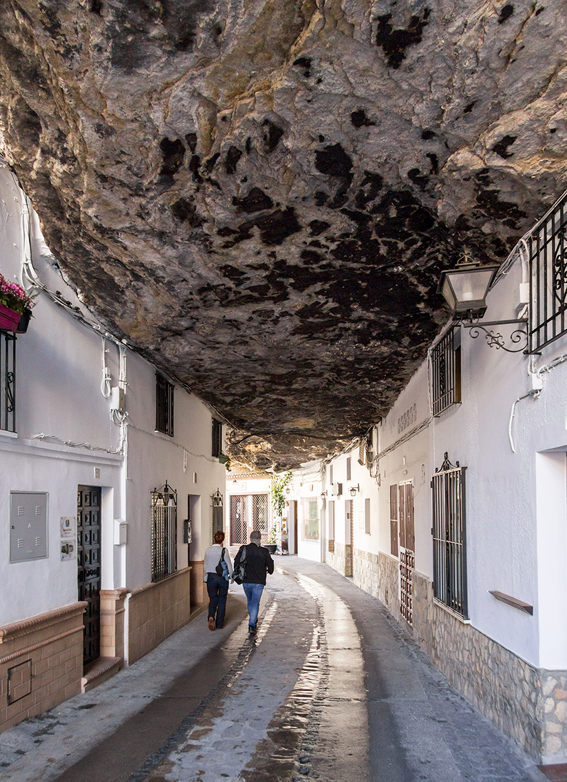 Calle Cuevas de la Sombra, que está completamente cubierta por una pared de roca.