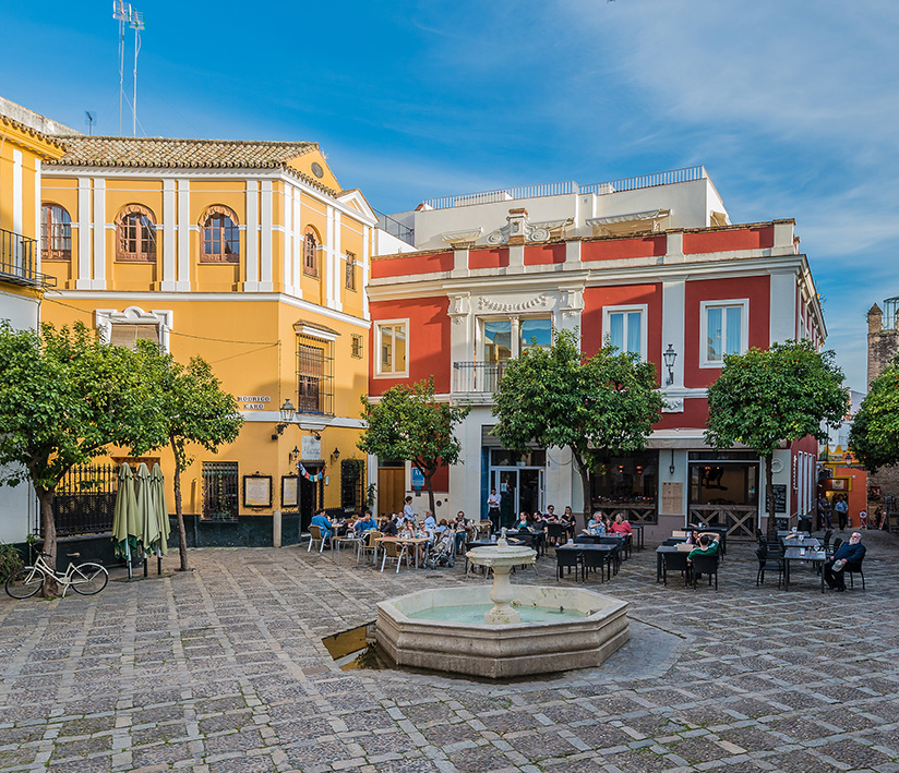 Descubre el encantador barrio judío de Santa Cruz en un viaje de fin de semana a Sevilla.