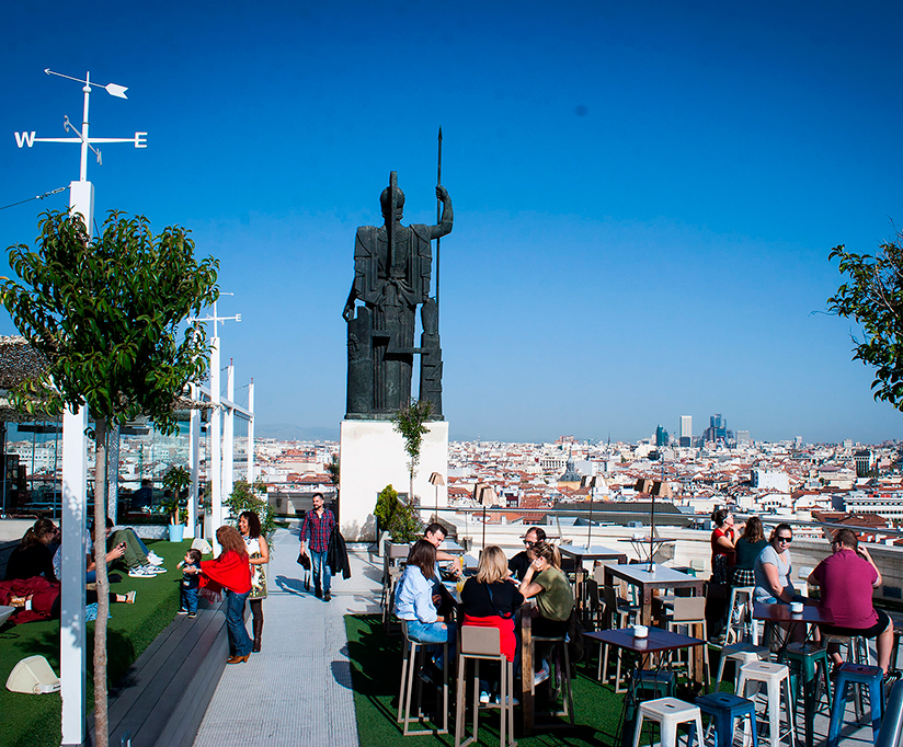 Disfruta de unas copas con vistas al skyline de Madrid en Azotea Círculo