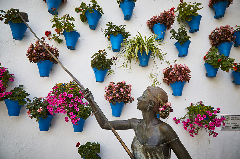 La escultura de la regadera -La Regadora- es un homenaje a los patios de Córdoba.