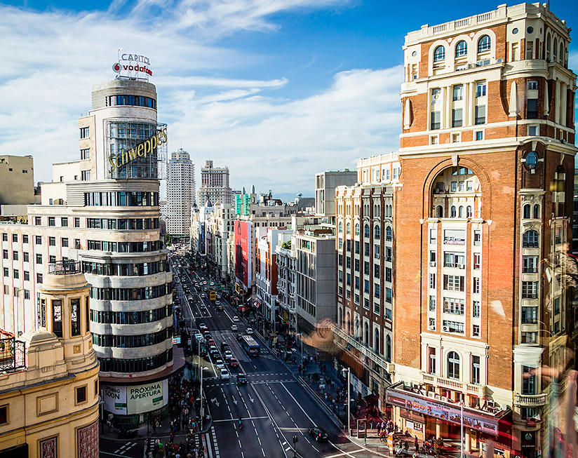 La Gran Vía es la arteria principal de Madrid, con multitud de edificios emblemáticos.