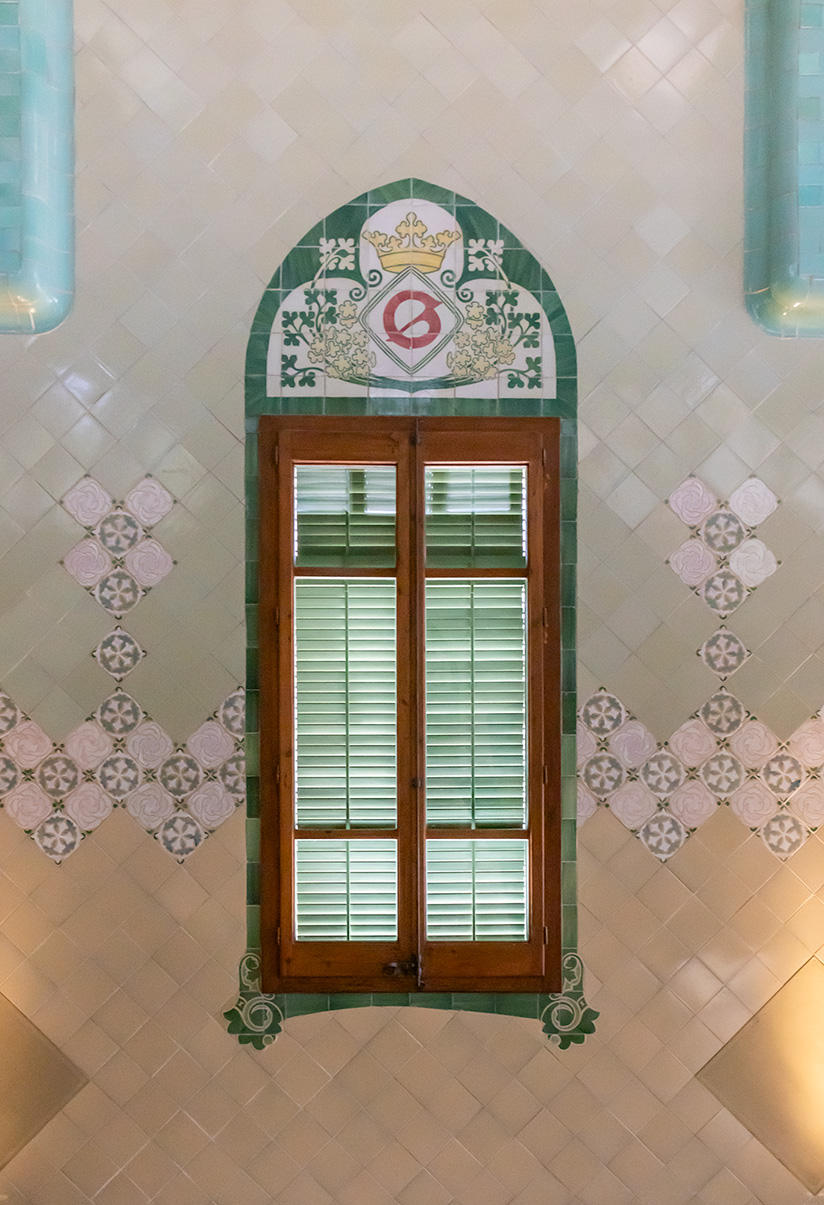 Detalle de la ventana del Hospital Museo de Barcelona.