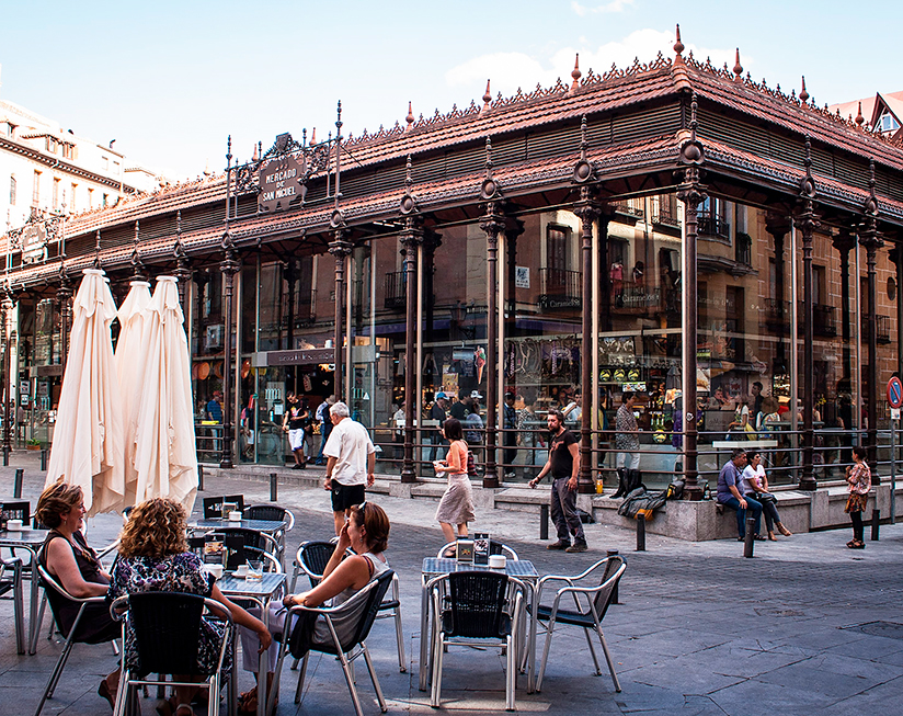 Una experiencia gastronómica en el Mercado de San Miguel es imprescindible cuando estés en Madrid.